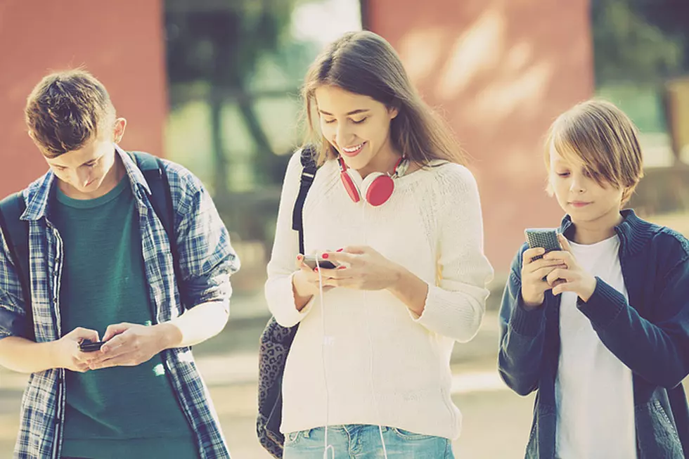 Principal Will Pay Students $100 Apiece to Keep Off Their Phones